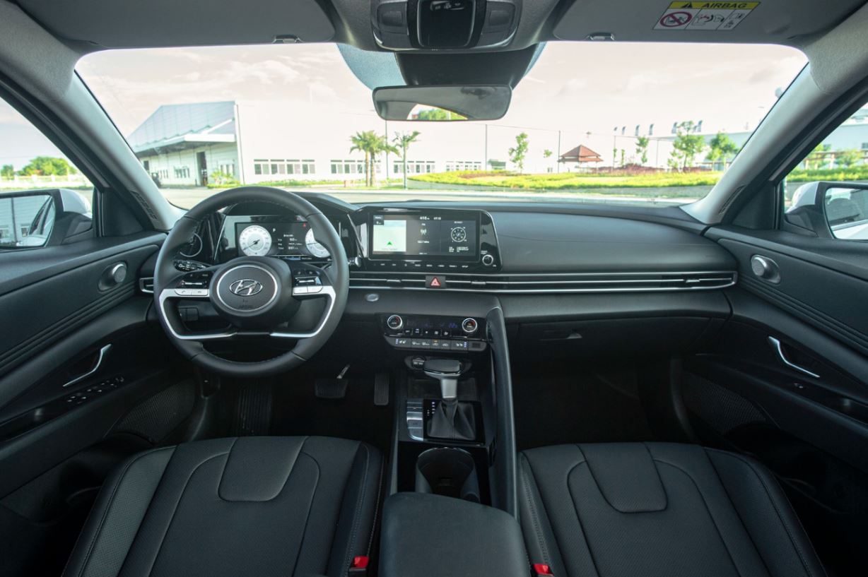 Hyundai-Elantra-noi-that