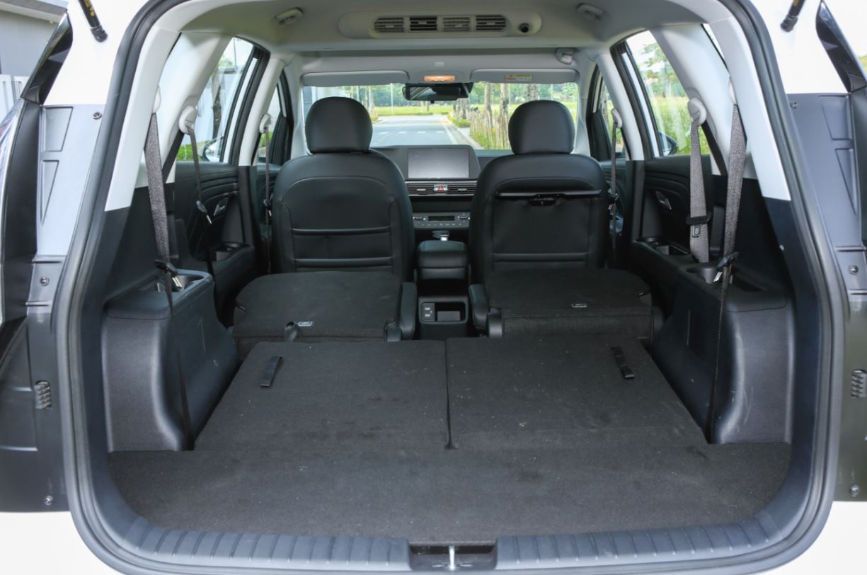 Hyundai-Stargazer-khong-gian