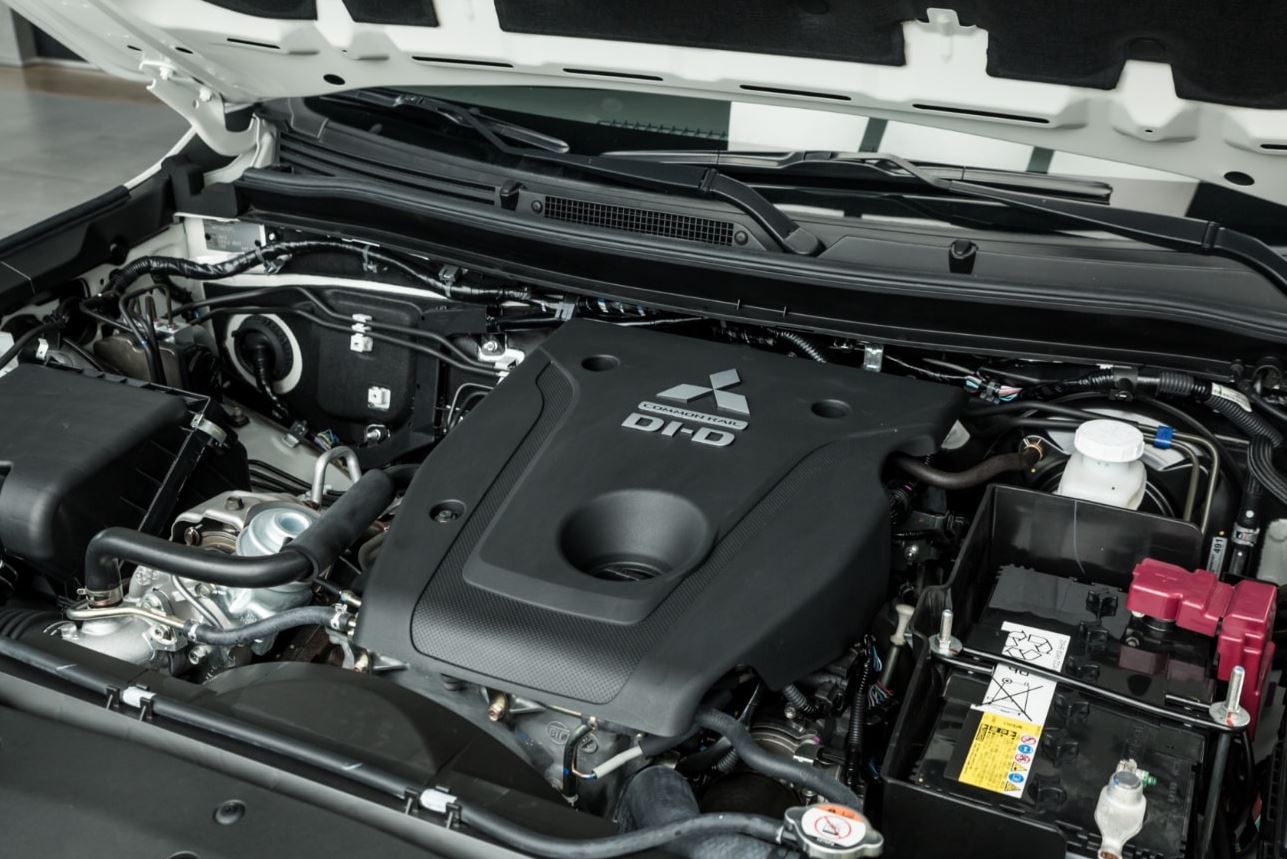 Mitsubishi-Pajero-Sport-van-hanh