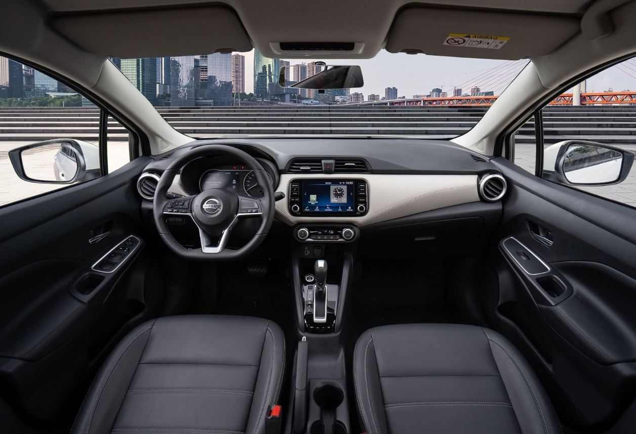 Nissan-Almera-noi-that