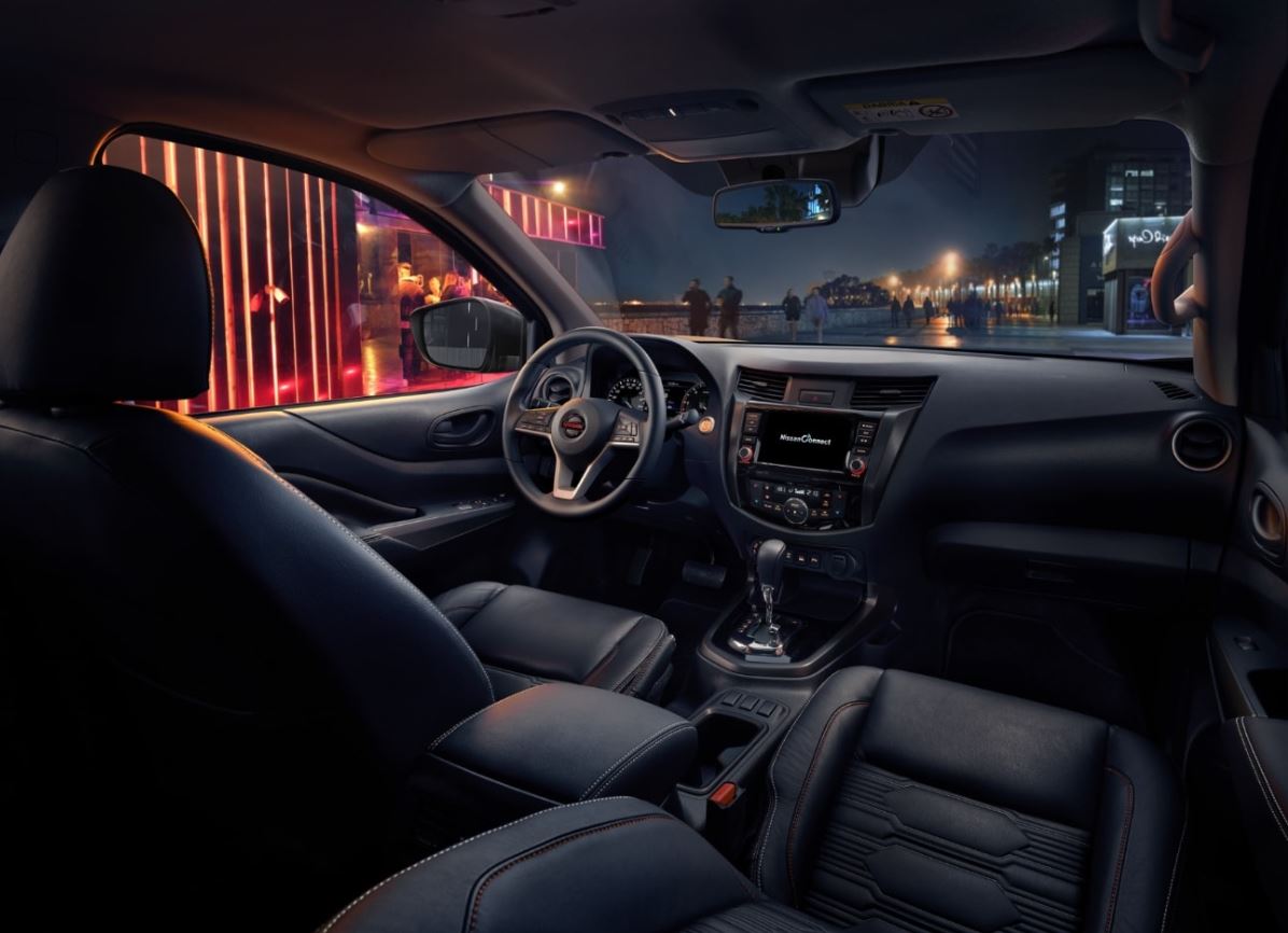Nissan-Navara-noi-that