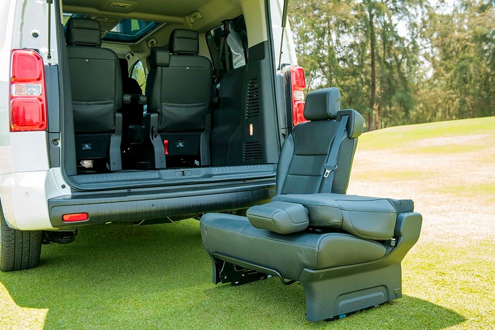 Peugeot-Traveller-khong-gian