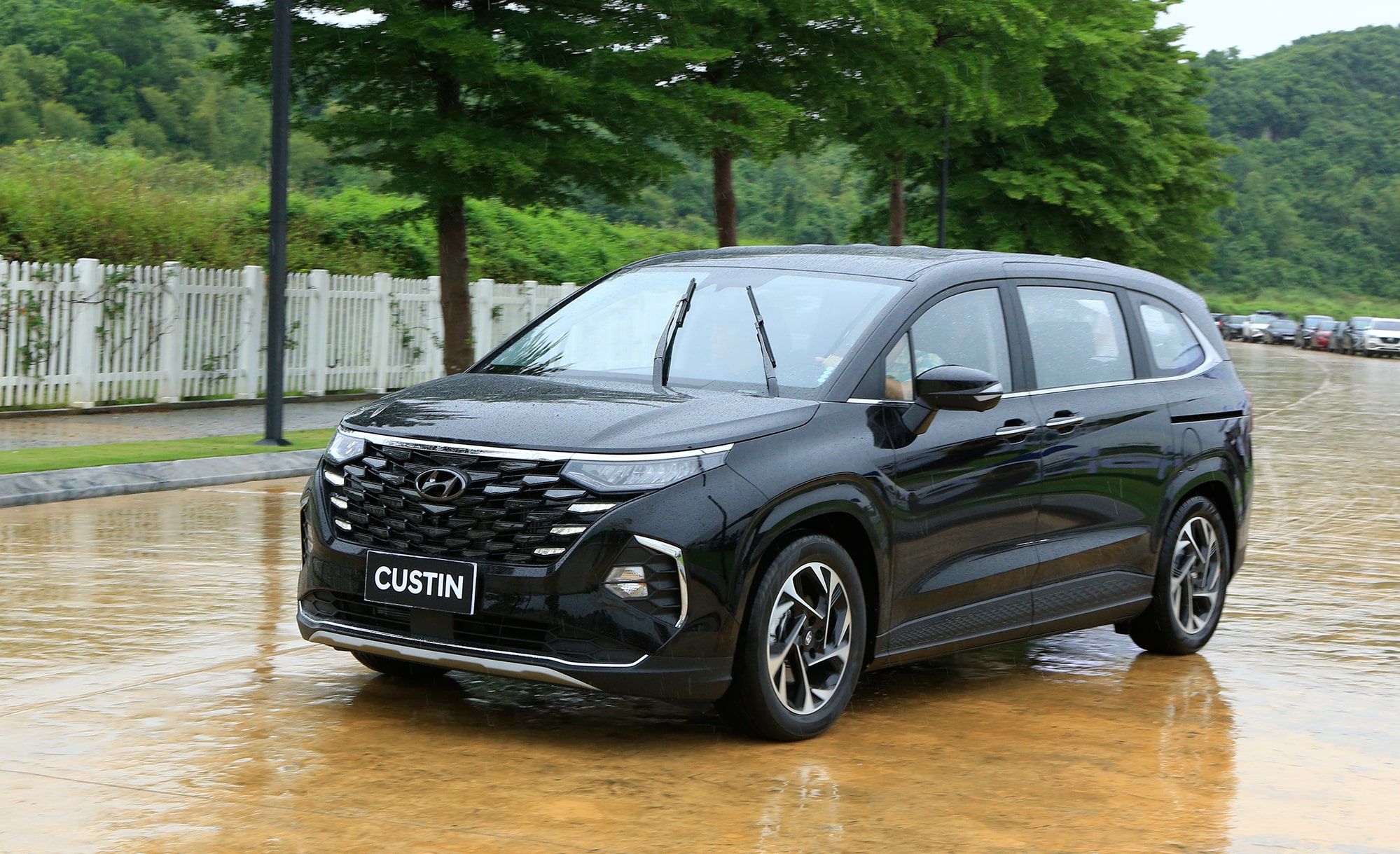 Giá lăn bánh Hyundai Custin tại Hà Tĩnh